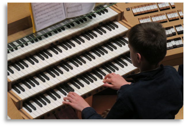 jeune jouant orgue 2